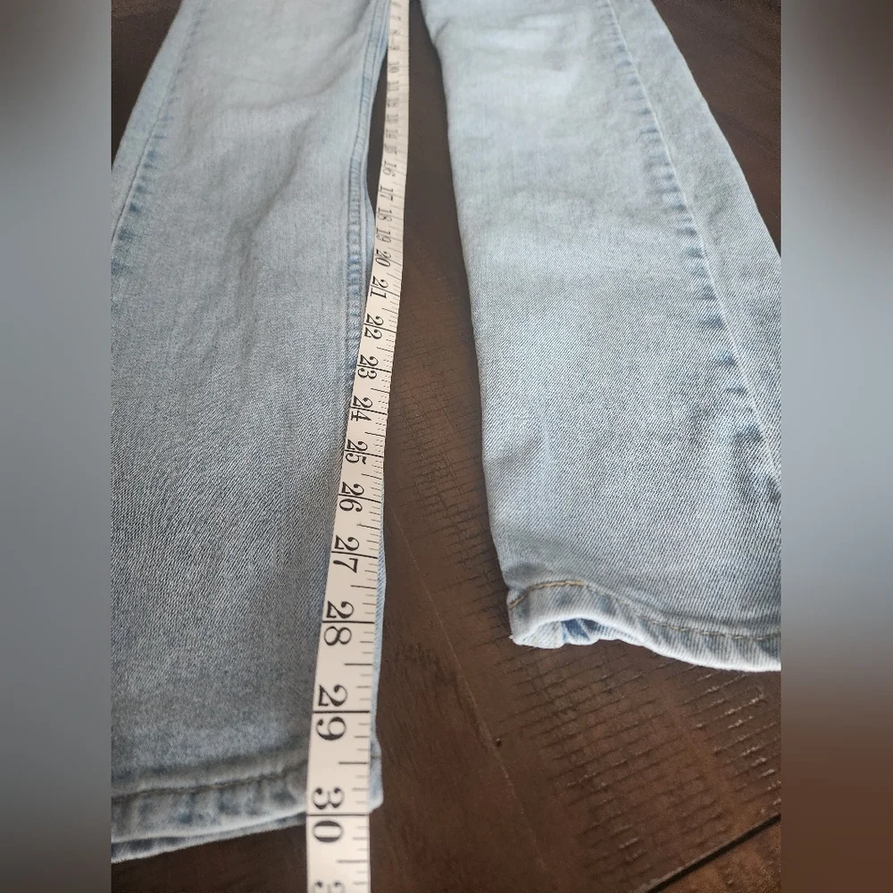 Gorgeous Light Wash Levi's Straight W28 L32